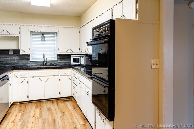 28360 Arbeka Road, Henryetta, OK 74437