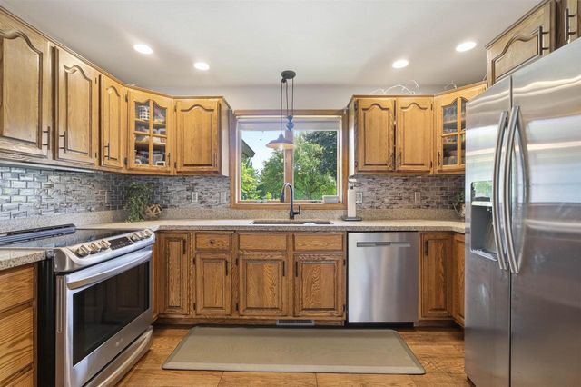 926 MILLBROOK DRIVE, Neenah, WI 54956
