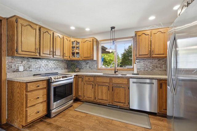 926 MILLBROOK DRIVE, Neenah, WI 54956