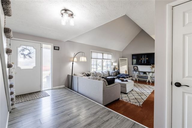 156 Oak Bridge, Greece, NY 14612