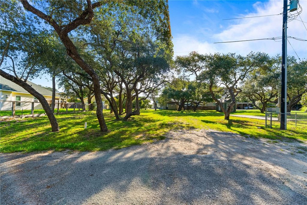 606 N 4th St, Fulton, TX 78358 — exterior