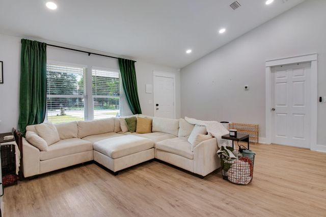 43 E Crocus Avenue, Defuniak Springs, FL 32433