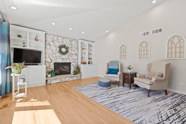 12205 Oakcrest Drive, Huntley, IL 60142