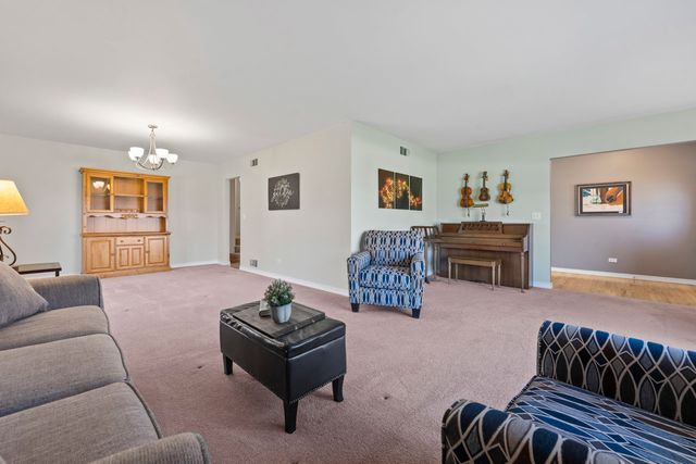 12205 Oakcrest Drive, Huntley, IL 60142