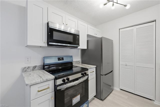 304 Thalia Station CT, Virginia Beach, VA 23452