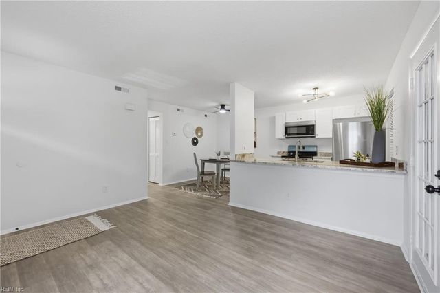 304 Thalia Station CT, Virginia Beach, VA 23452