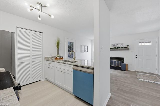 304 Thalia Station CT, Virginia Beach, VA 23452
