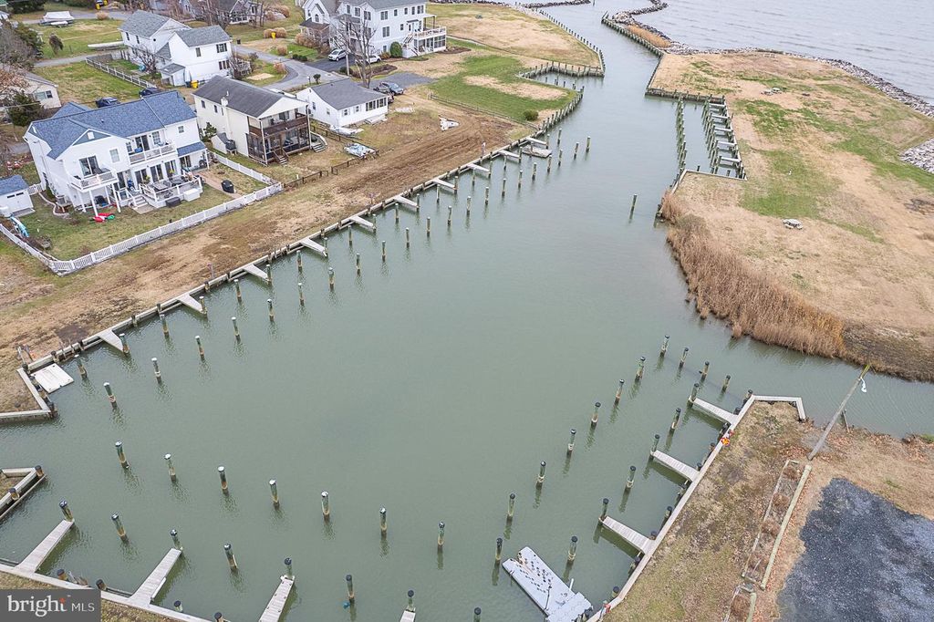 Image 104 of property listing at 4919 MARINERS DR, Shady Side, MD 20764