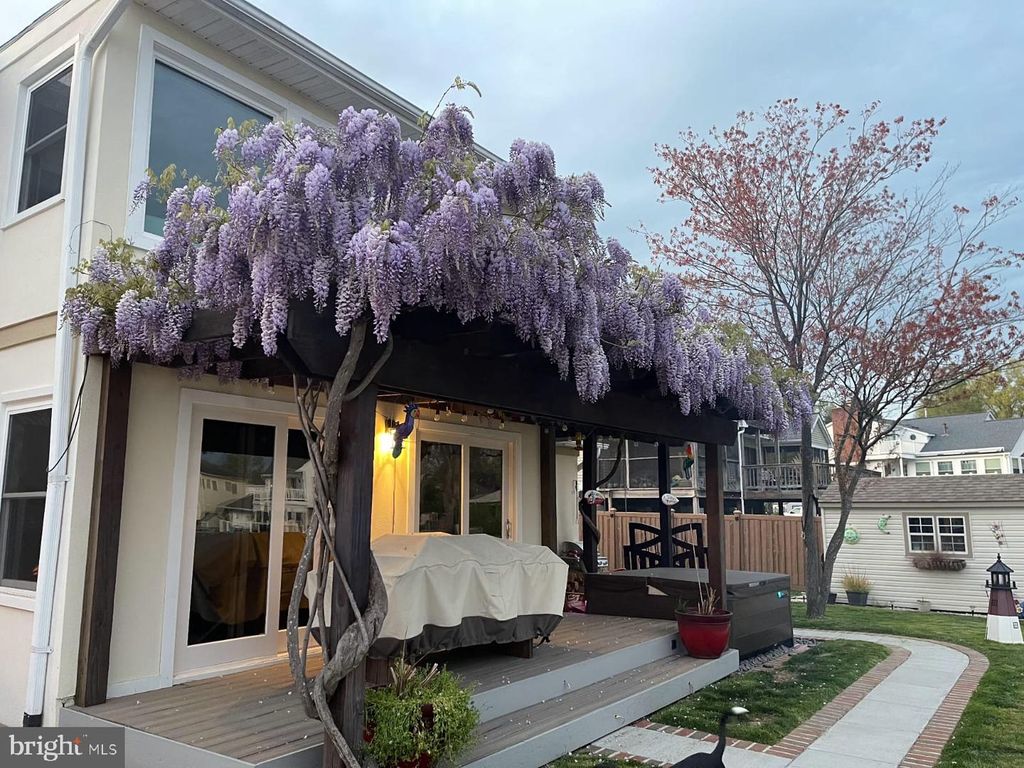 Image 124 of property listing at 4919 MARINERS DR, Shady Side, MD 20764