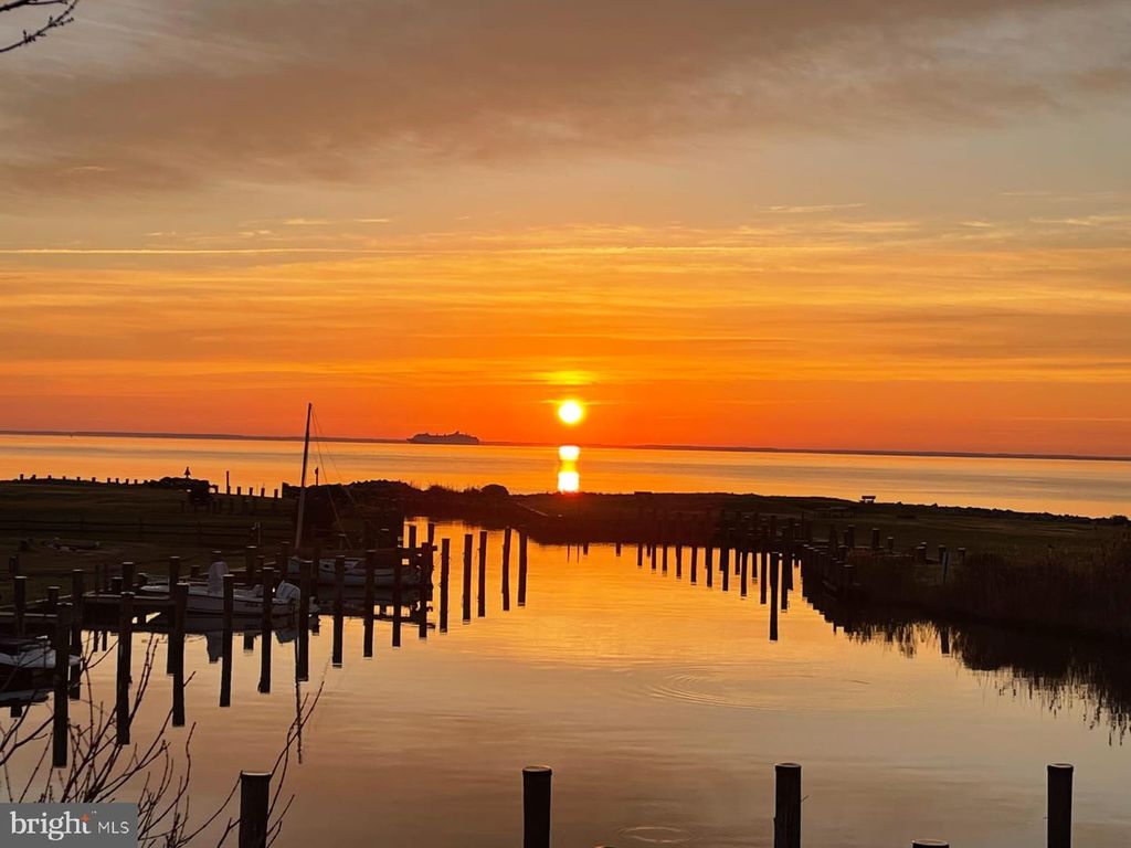 Image 3 of property listing at 4919 MARINERS DR, Shady Side, MD 20764