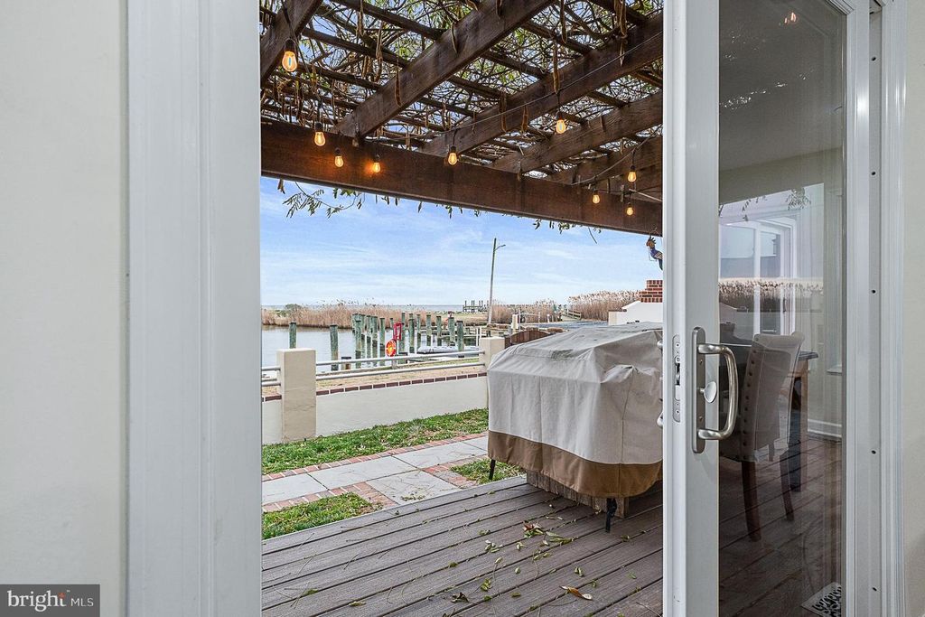 Image 34 of property listing at 4919 MARINERS DR, Shady Side, MD 20764