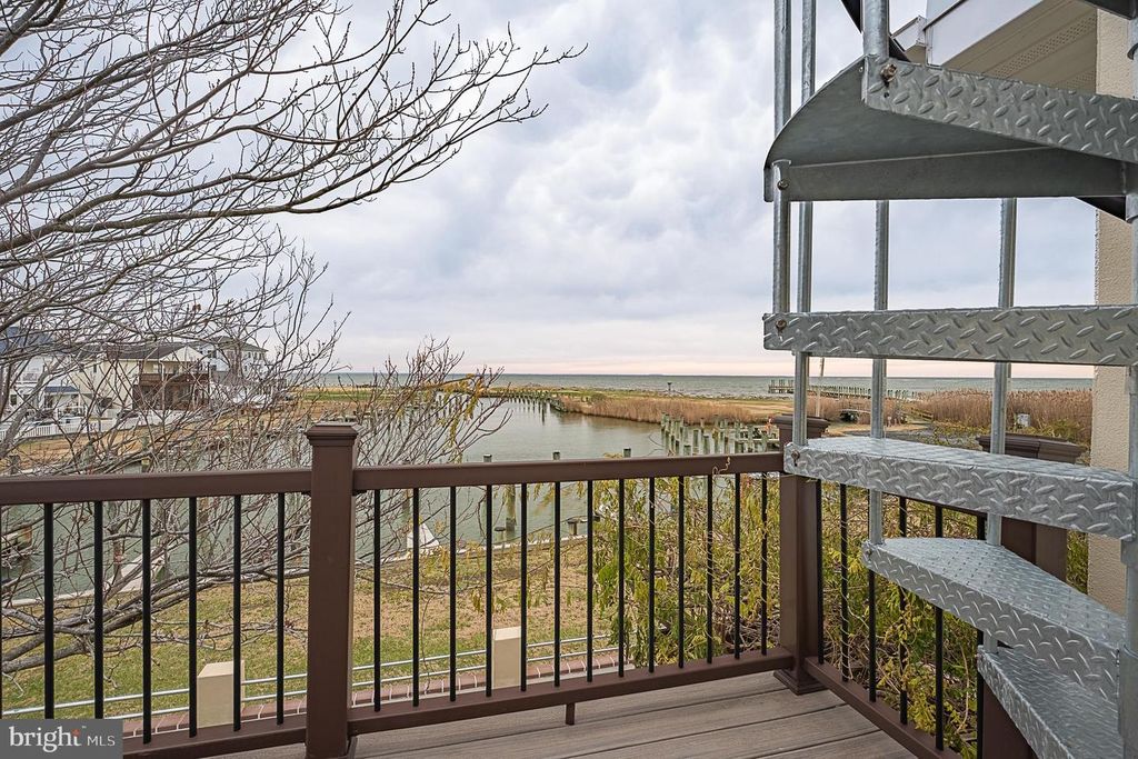 Image 93 of property listing at 4919 MARINERS DR, Shady Side, MD 20764