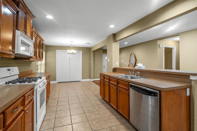 127 Marlin Avenue, Galveston, TX 77550