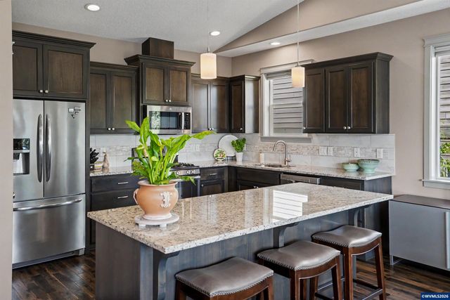 1644 Centennial Dr, Silverton, OR 97381