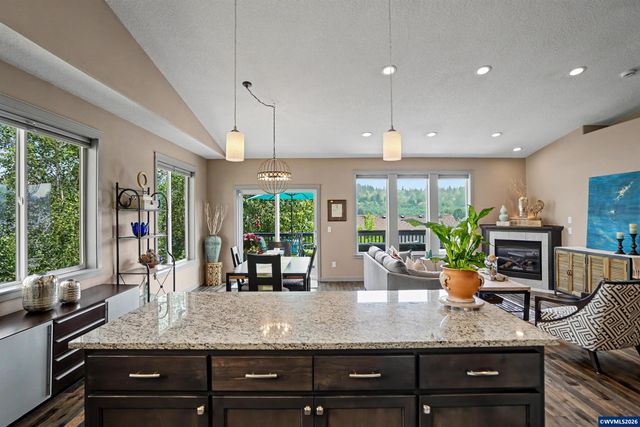 1644 Centennial Dr, Silverton, OR 97381