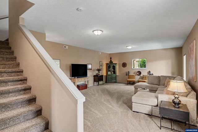 1644 Centennial Dr, Silverton, OR 97381