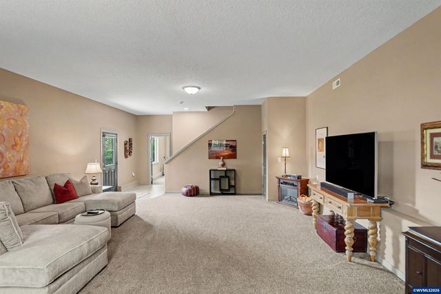 1644 Centennial Dr, Silverton, OR 97381