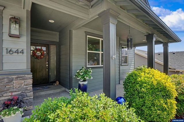 1644 Centennial Dr, Silverton, OR 97381