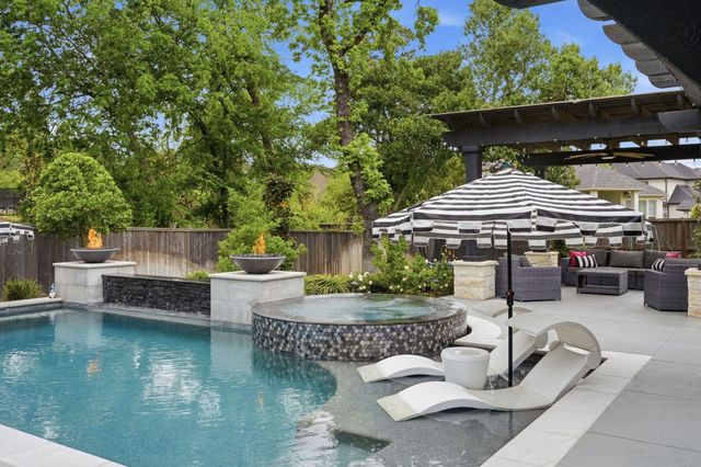 123 N Winter Sunrise Circle, The Woodlands, TX 77375