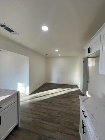 614 N View Street, Visalia, CA 93292