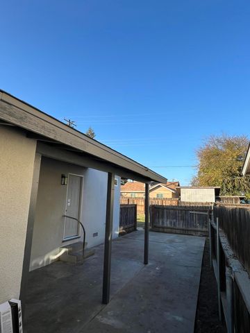 614 N View Street, Visalia, CA 93292