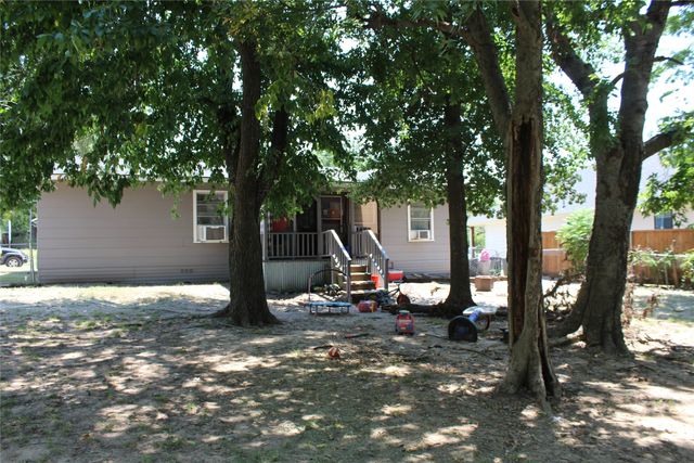 310 S Santa Fe Street, Wolfe City, TX 75496