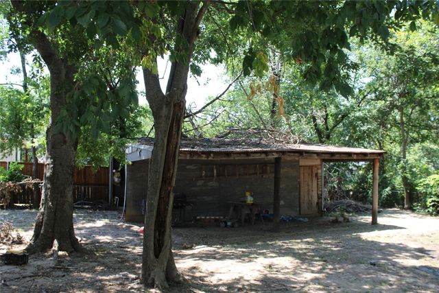 310 S Santa Fe Street, Wolfe City, TX 75496