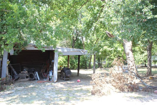 310 S Santa Fe Street, Wolfe City, TX 75496
