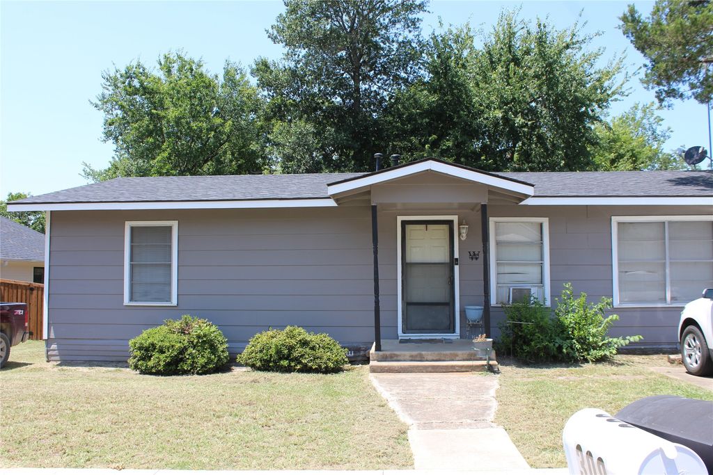 310 S Santa Fe Street, Wolfe City, TX 75496
