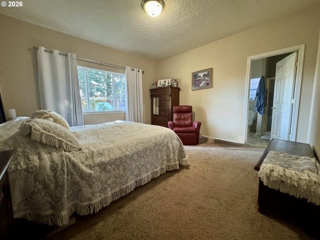 1256 Frogs Leap Ln, Eugene, OR 97404