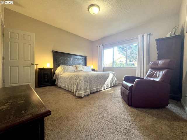 1256 Frogs Leap Ln, Eugene, OR 97404