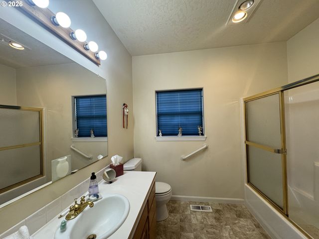 1256 Frogs Leap Ln, Eugene, OR 97404