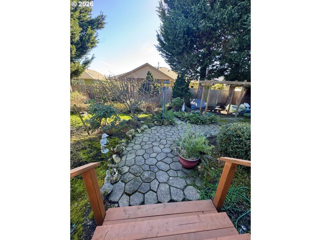 1256 Frogs Leap Ln, Eugene, OR 97404