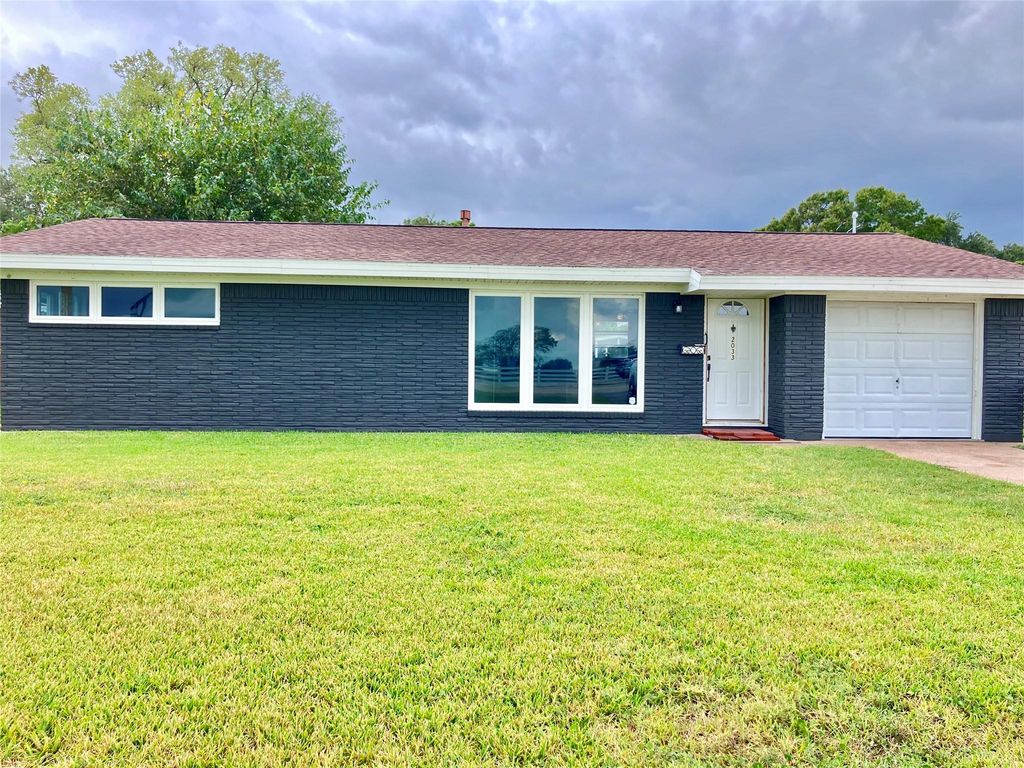 2033 Bay Street N, Texas City, TX 77590