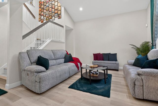 903 Appian Knoll Ct, El Sobrante, CA 94803