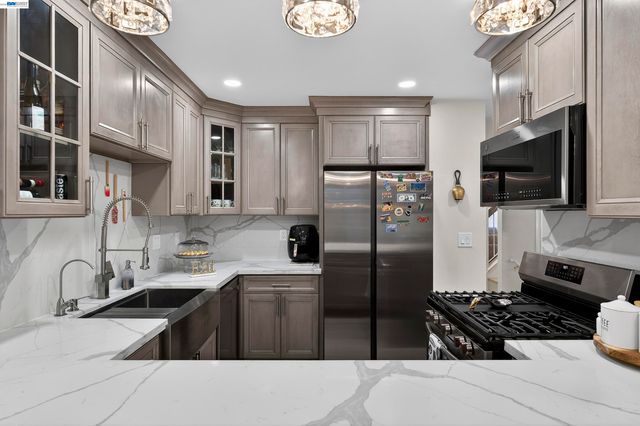 903 Appian Knoll Ct, El Sobrante, CA 94803