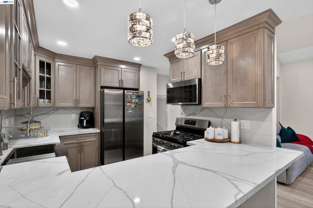 903 Appian Knoll Ct, El Sobrante, CA 94803