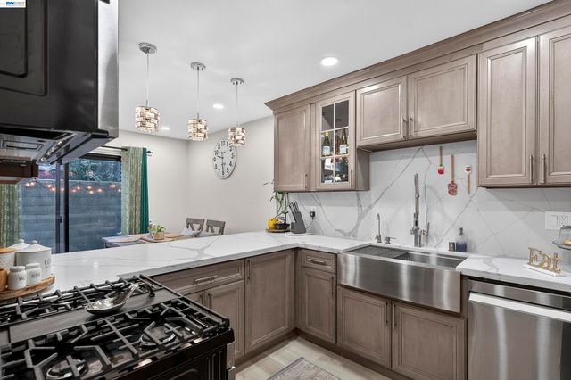 903 Appian Knoll Ct, El Sobrante, CA 94803