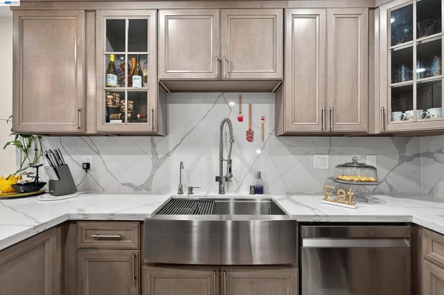 903 Appian Knoll Ct, El Sobrante, CA 94803