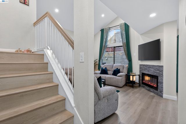 903 Appian Knoll Ct, El Sobrante, CA 94803