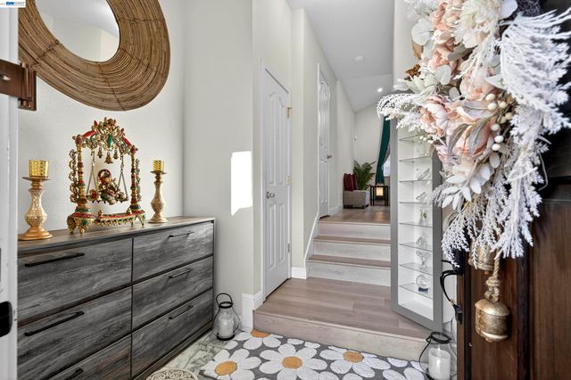 903 Appian Knoll Ct, El Sobrante, CA 94803