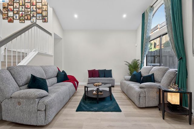 903 Appian Knoll Ct, El Sobrante, CA 94803