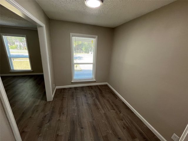829 SW 5th Street, Grand Prairie, TX 75051