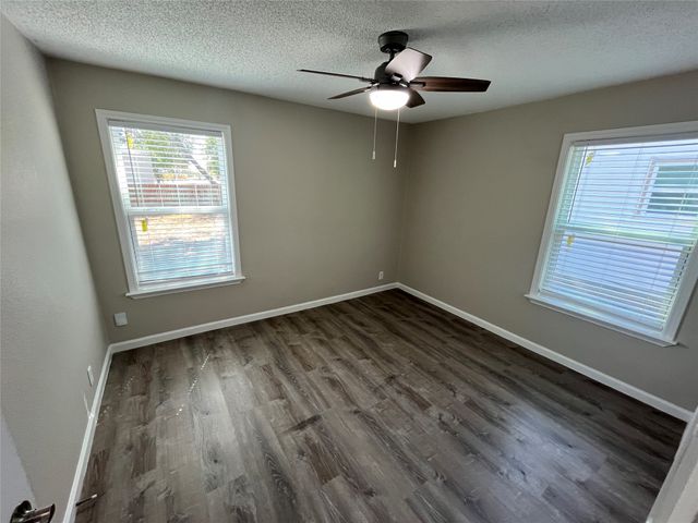 829 SW 5th Street, Grand Prairie, TX 75051