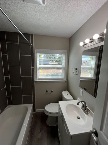 829 SW 5th Street, Grand Prairie, TX 75051