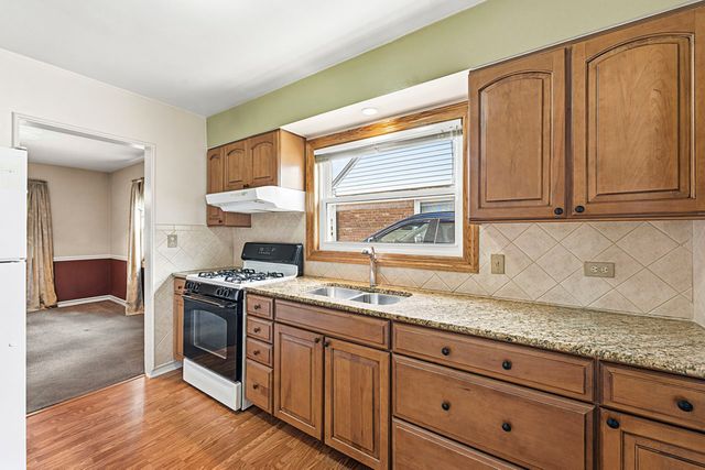 7922 N Waukegan Road, Niles, IL 60714