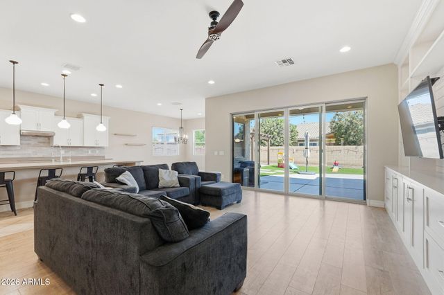 3930 E CHESTNUT Lane, Gilbert, AZ 85298