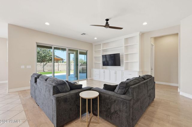 3930 E CHESTNUT Lane, Gilbert, AZ 85298