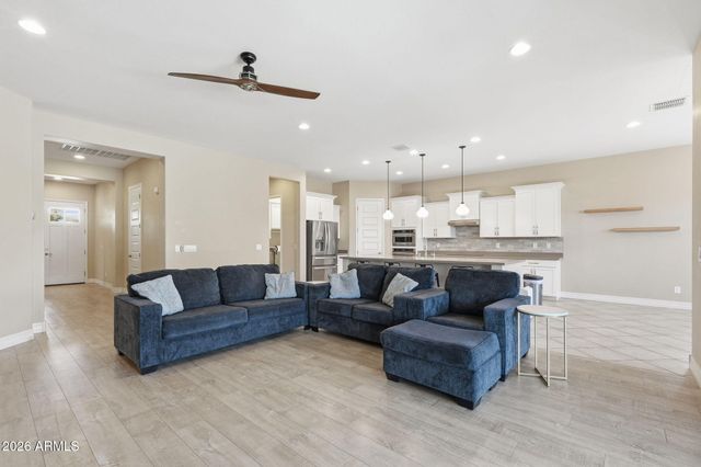 3930 E CHESTNUT Lane, Gilbert, AZ 85298