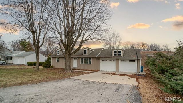 204 Hillsdale Drive, Ballwin, MO 63011